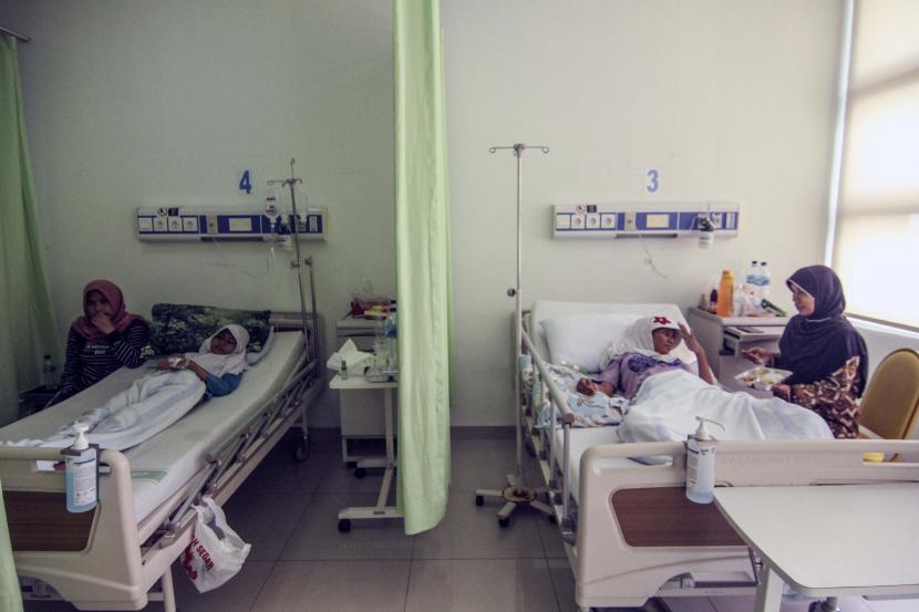 Ilustrasi pasien dirawat di rumah sakit.