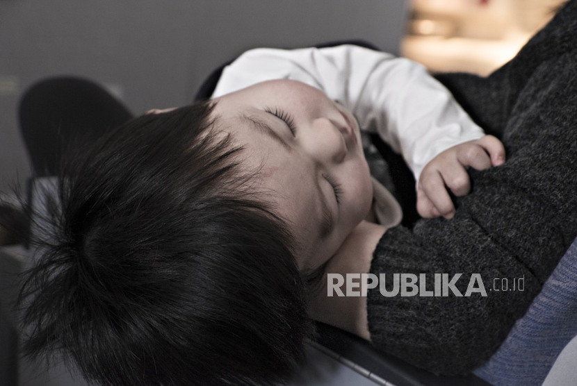 ILUSTRASI Anak sakit. Obat batuk sirup digunakan untuk sembuhkan anak dari sakit