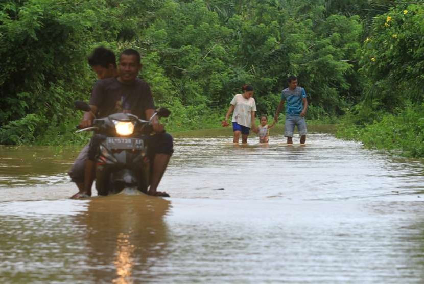 Ilustrasi banjir. Badan Penanggulangan Bencana Daerah (BPBD) Gorontalo Utara, Provinsi Gorontalo menyatakan terdapat enam desa di dua kecamatan, terdampak banjir pada Ahad (13/11/2022).