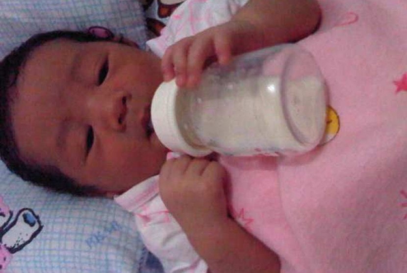 Ilustrasi bayi minum susu.
