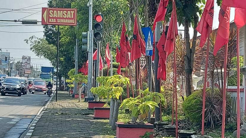 Ilustrasi bendera PDIP yang dipasang di pinggir jalan. Pj Gubernur Bali memberi klarifikasi soal penurunan bendera PDIP di acara Jokowi.