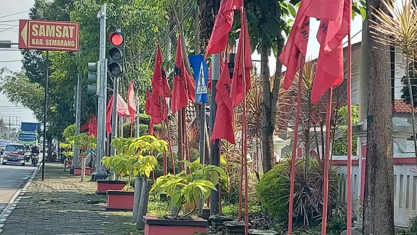 Ilustrasi bendera PDIP yang dipasang di pinggir jalan protokol yang ada di kota Ungaran, Kabupaten Semarang, Kamis (12/1).