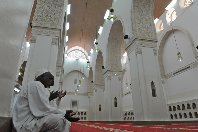 Ilustrasi Berdoa di Masjid Kiblat Tain (Dua Kiblat) di Madinah