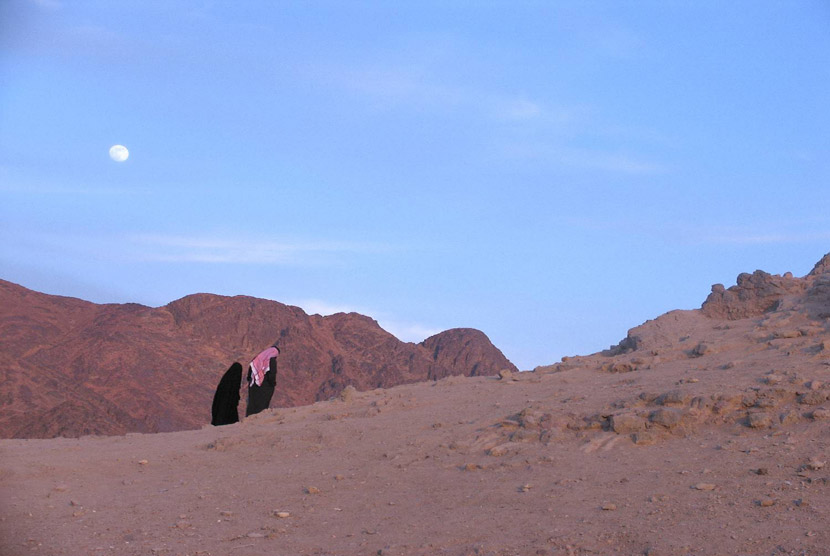 Ilustrasi Berdoa di puncak bukit Uhud