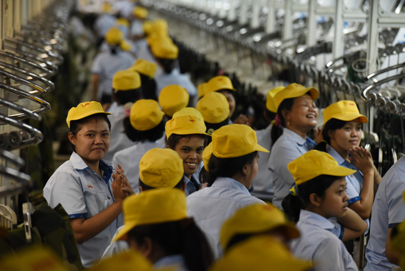 Ilustrasi buruh pabrik  Pemkot Tangerang menyiapkan beasiswa untuk buruh kuliah di perguruan tinggi.