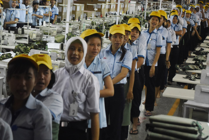 Ilustrasi buruh pabrik. Belum ada kesepakatan batas kenaikan upah minimum Provinsi Jawa Barat