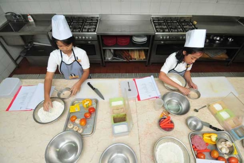 Tanggal 25 Januari diusulkan menjadi Hari Chef Nasional. Foto chef cilik sedang beraksi. (ilustrasi)