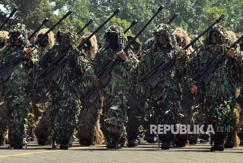 ISRC mengingatkan dampak intrik politik dalam pemilihan Panglima TNI. Ilustrasi Defile pasukan TNI.