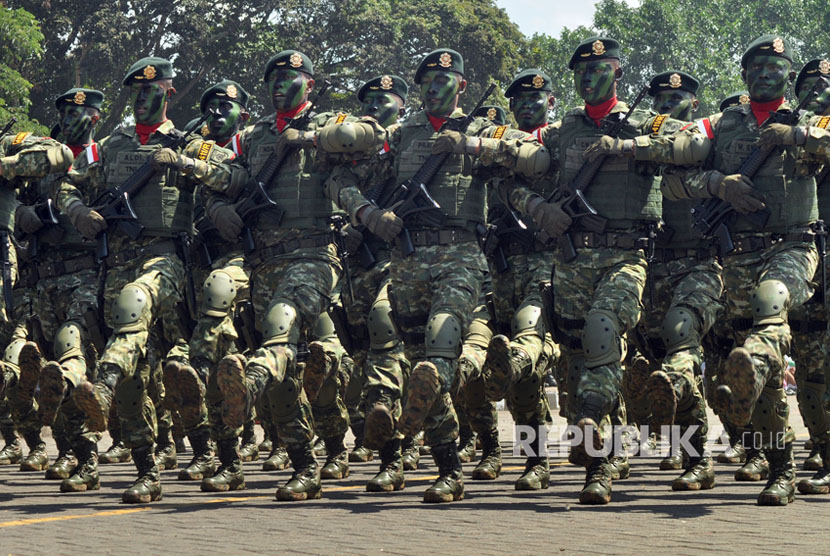 Kemenag menilai santri pantas aktif dan mengabdikan diri ke TNI. Ilustrasi Defile Pasukan TNI.