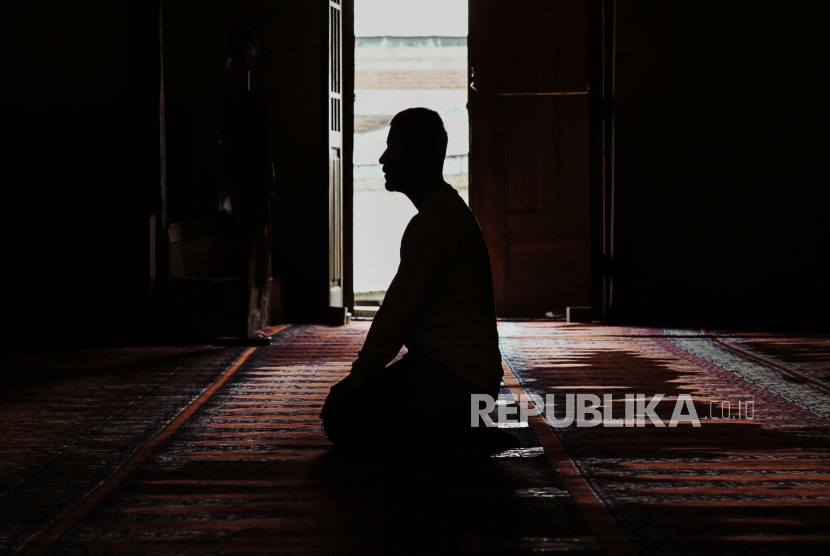 ILUSTRASI Duduk di antara dua sujud