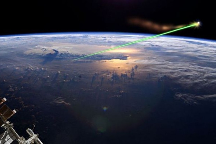 Ilustrasi grafis dari laser yang berbasis di daratan yang akan digunakan untuk menghancurkan sampah luar angkasa.