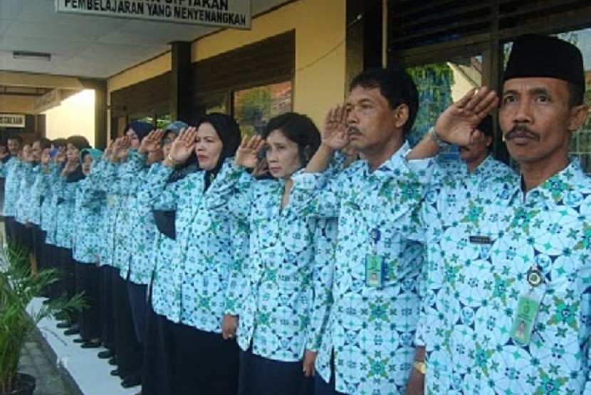 ilustrasi guru. Persatuan Guru Republik Indonesia (PGRI) Riau mengembangkan aplikasi Bantu Guru untuk memudahkan pemberian perlindungan bagi anggota PGRI di Provinsi Riau. Pengembangan aplikasi tersebut juga ditujukan untuk membuat PGRI menjadi organisasi yang terus mengikuti perkembangan kemajuan zaman.