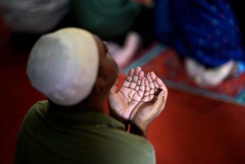 ILUSTRASI Doa agar rezeki lancar, berkah, dan berlimpah. Foto - Seorang pria berdoa di Masjid Pusat Lisbon, Portugal, Jumat, 13 Oktober 2023. 