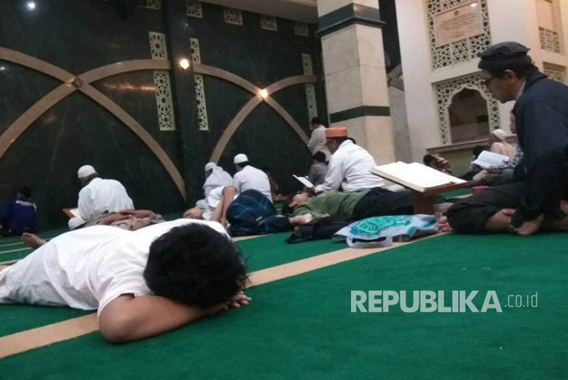 Ingin ke Masjid, Perhatikan Adabnya. Foto: Ilustrasi Ibadah Itikaf