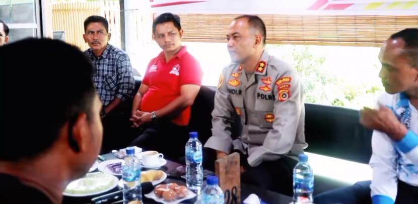 Ilustrasi Jumat Curhat. Kapolda Sumatra Barat Irjen Pol Suharyono mengatakan program Jumat Curhat yang telah dilaksanakan menjadi sarana memperkuat komunikasi kepolisian dengan masyarakat dalam meningkatkan keamanan dan ketertiban.