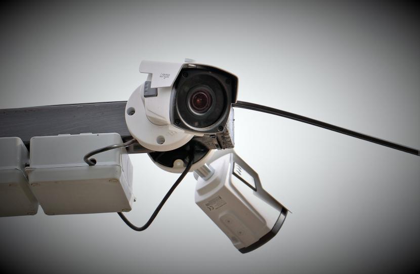 Ilustrasi Kamera CCTV. Polres Bangkalan, Jawa Timur memasang sebanyak 1.400 kamera pengintai/CCTV menjelang Perayaan Natal dan Pergantian Malam Tahun Baru 2023 (Nataru) sebagai upaya untuk mempermudah melakukan pengawasan aktivitas warga serta untuk menekan kasus tindak pidana kriminal di wilayah itu. 