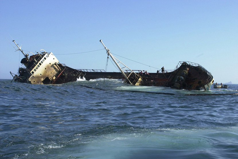 Kapal tol laut Shippo 16 tenggelam di Pelabuhan Lewoleba akibat ditabrak KM Maju 8. Ilustrasi.
