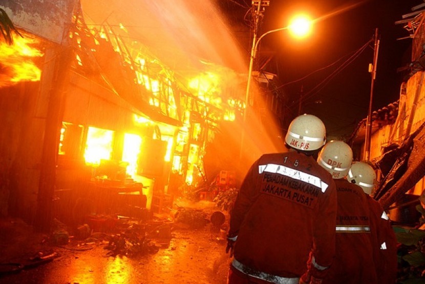 Ilustrasi Kebakaran. Lantai dua Trans Studio Mal Jalan Metro Tanjung Bunga Makassar, Sulawesi Selatan, terbakar, sehingga ratusan pengunjung panik dan berhamburan keluar untuk menyelamatkan diri.