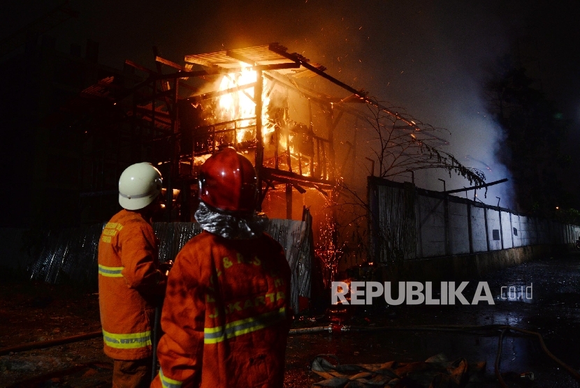 ilustrasi kebakaran. Sebanyak 25 rumah di belakang mal Senayan City terbakar pada Senin (26/10) pagi.