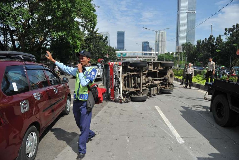 Ilustrasi kecelakaan mobil. Mobil SUV terlempar dari Tol Bocimi karena pengemudi mengantuk.