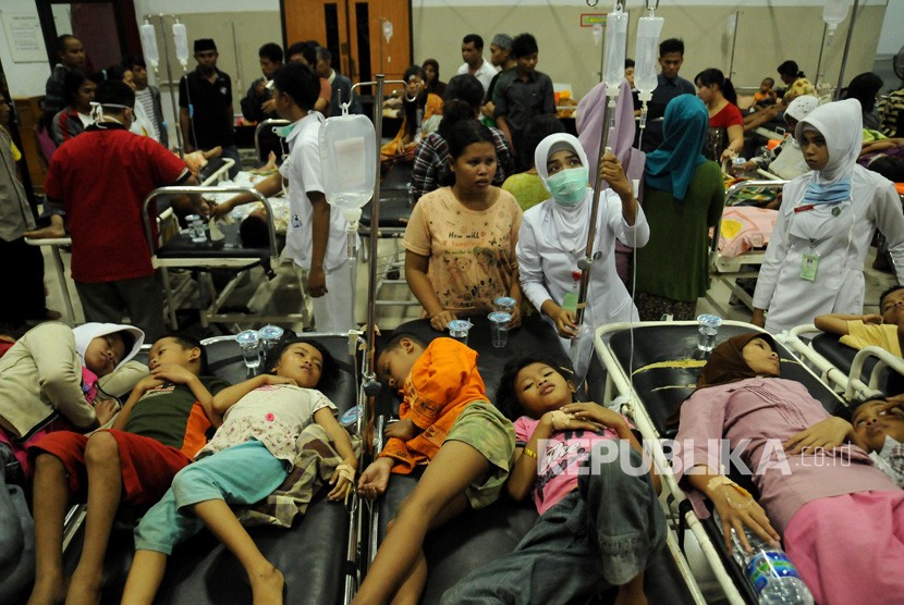 Ilustrasi korban keracunan sedang dirawat di rumah sakit.
