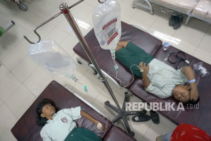Foto: Ilustrasi Keracunan. Sebanyak 80 orang di Sukabumi keracunan massal diduga karena menyantap makanan di hajatan.