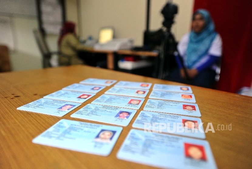 Ilustrasi KTP elektronik (e-KTP). Penyidik Direktorat Reserse Kriminal Kepolisian Daerah Bali mendalami motif dua warga negara asing (WNA) asal Suriah dan Ukraina yang memiliki kartu tanda penduduk (KTP) Indonesia di Bali.