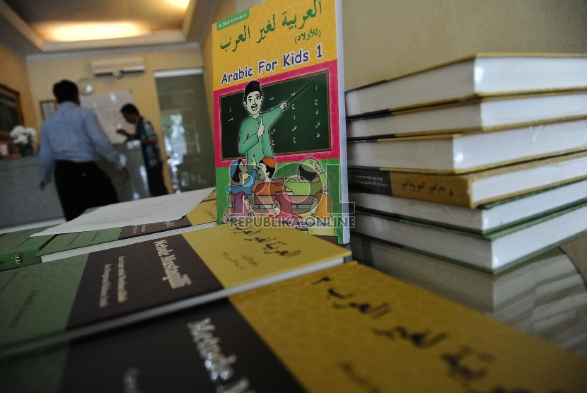 Ilustrasi Kursus Bahasa Arab. Sibawaih berjasa dalam meletakkan fondasi ilmu bahasa Arab 