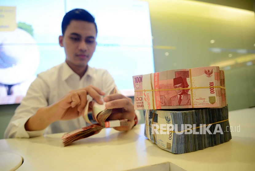  Ilustrasi Layanan Bank. Kantor layanan Bank Jatim Cabang Kencong di Kabupaten Jember, Jawa Timur, ditutup sementara selama 14 hari. Hal itu dilakukan karena 10 pegawai di bank tersebut terkonfirmasi positif Covid-19.