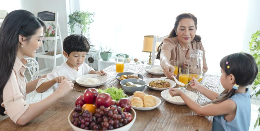 Ilustrasi makan bersama. Berikut Sejumlah tips agar anak mau makan sehat.