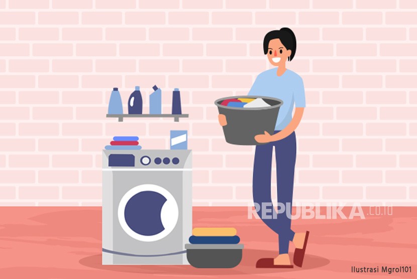 Seoranh wanita mencuci baju (ilustrasi). Memasuki musim hujan, ada beberapa tips mengeringkan baju di dalam rumah.