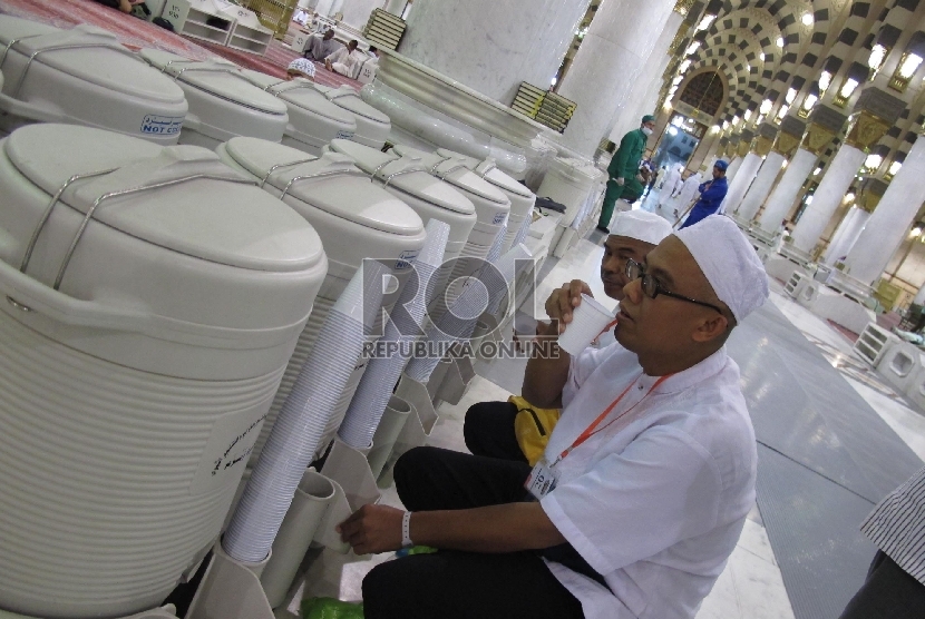 Para sahabat dan ulaama membaca doa khusus saat minum Zamzam. Ilustrasi Minum Air Zamzam