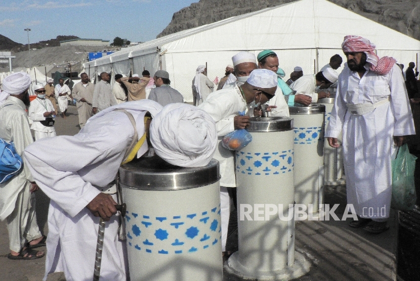 Para peziarah haji tengah antre meminum Air Zamzam ketika wukuf di Arafah.
