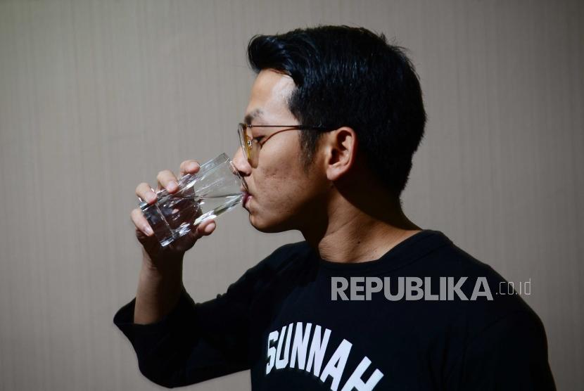 Ilustrasi minum air putih.