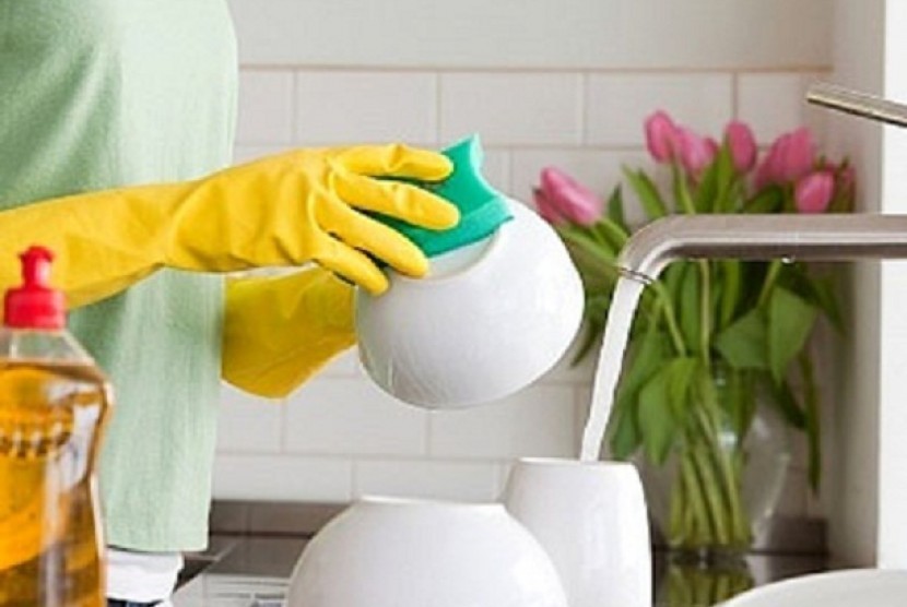 Spons kerap dipakai untuk mencuci piring hingga peralatan dapur lainnya.