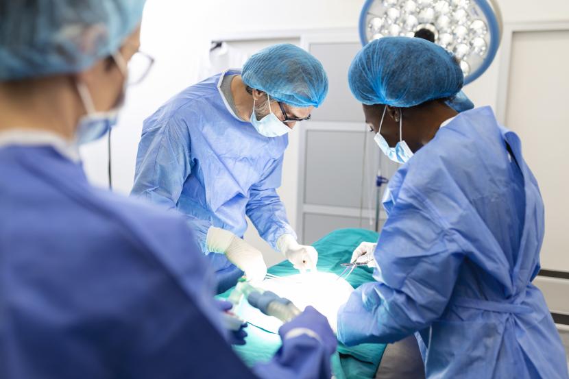Ilustrasi operasi. RSUP Fatmawati berhasil melakukan transplantasi ginjal perdana, Senin (22/1/2024).