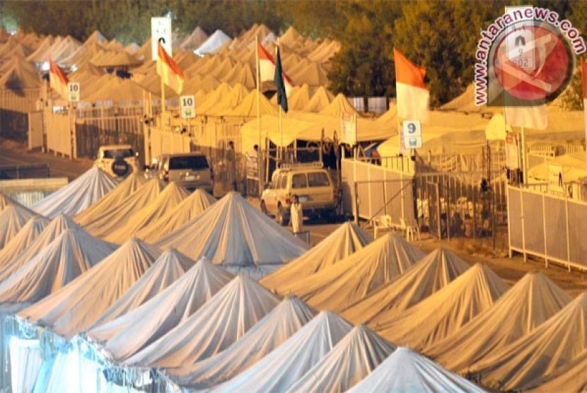  Ribuan umat Islam menyemuti Jabal Rahmah di Padang Arafah, Makkah, Senin (14/10).  (Republika/Yogi Ardhi)