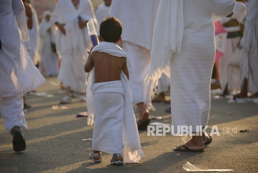 Jamaah haji/umrah menggunakan pakaian ihram saat beribadah (Ilustrasi)