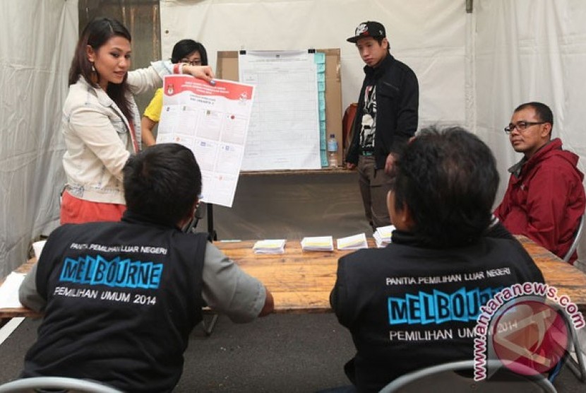 Ilustrasi Panitia Pemilu Luar Negeri menghitung surat suara di Konsulat Jenderal Republik Indonesia Melbourne, Australia, Rabu (9/4). PDI Perjuangan berhasil menang di seluruh TPS dengan perolehan suara 50 persen lebih.