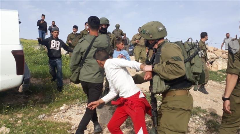 ILUSTRASI. Pasukan Israel terlihat menangkap lima anak Palestina karena memetik bunga Havat Ma