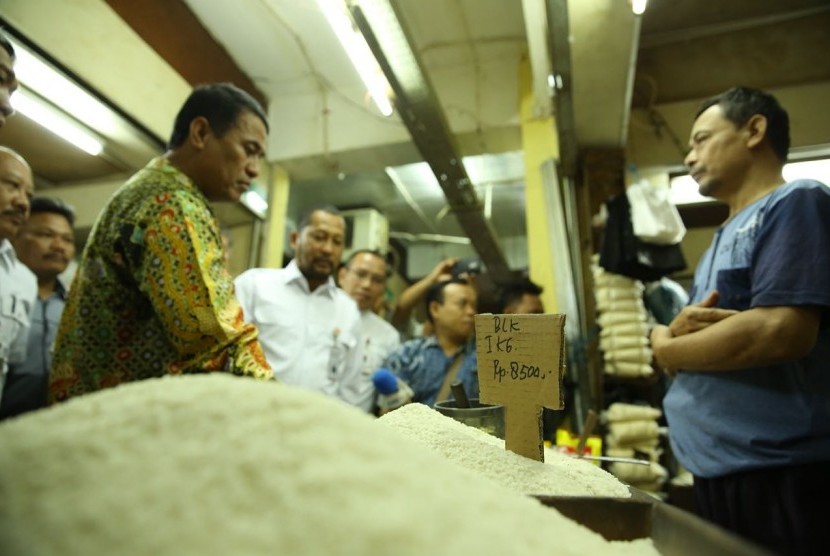 Ilustrasi pedagang beras di Pasar Induk Beras Cipinang, Jakarta Timur.