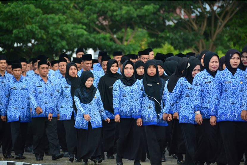  Ilustrasi Pegawai Negeri Sipil (PNS). Pemerintah menyebut skema baru pensiun pegawai negeri sipil (PNS) di daerah akan ditanggung masing-masing pemerintah daerah. Adapun anggaran akan dibayarkan melalui anggaran pendapatan dan belanja daerah (APBD).