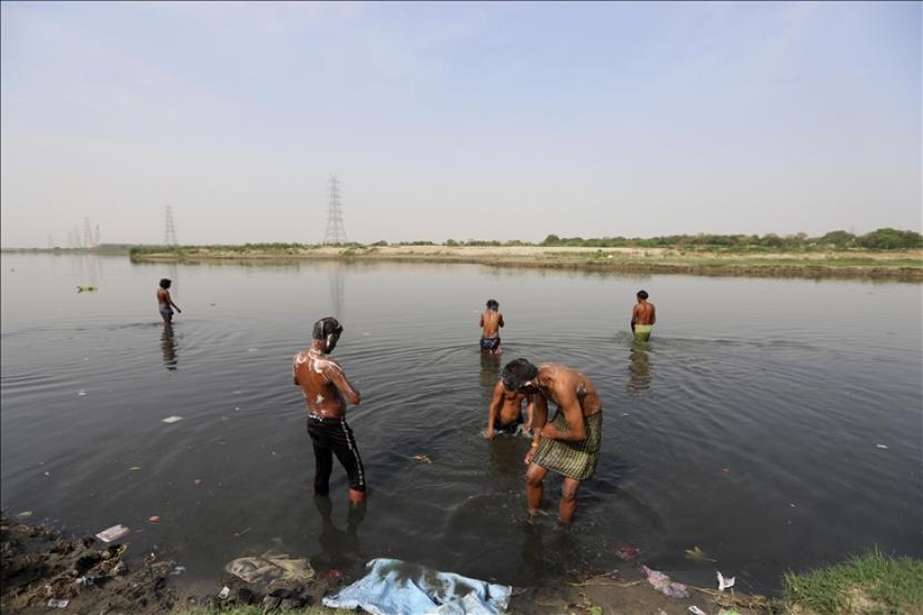 ILUSTRASI. Pekerja migran dan tunawisma mandi di Sungai Yamuna di New Delhi, India pada 14 April 2020. Masjid Seluruh Delhi Bergabung Bersihkan Sungai Yamuna