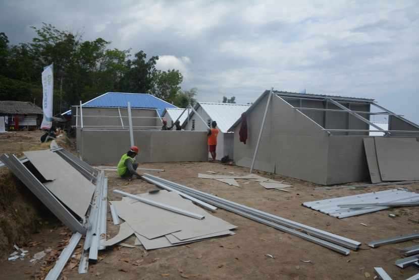Ilustrasi pembangunan rumah hunian sementara untuk korban gempa di Lombok.