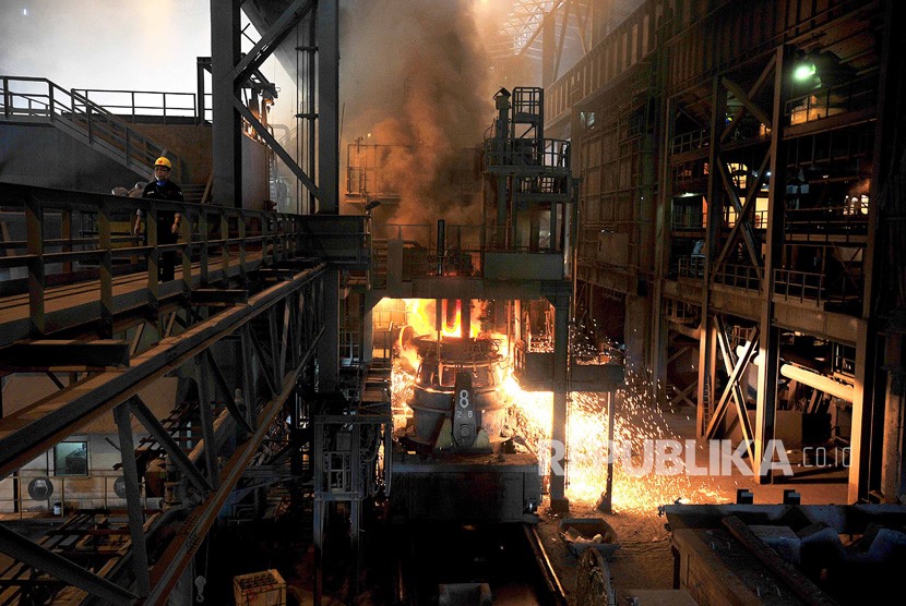 (Ilustrasi) Pembuatan baja di Pabrik Baja PT. Krakatau Steel. Keberhasilan PT Krakatau Steel menghasilkan laba sebesar 74,1 juta dolar AS dinilai karena keberhasilan perusahaan melakukan restrukturisasi berbagai biaya.