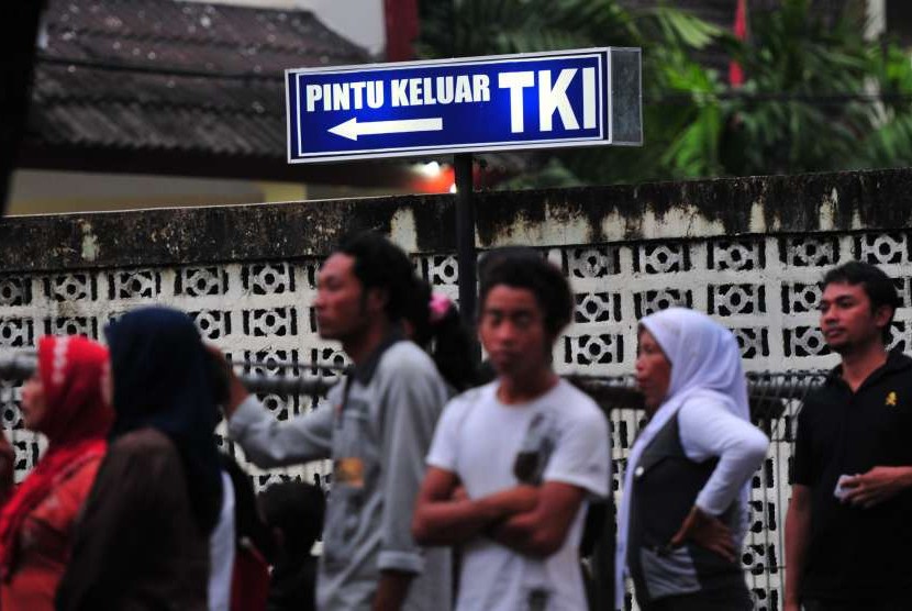 Hasil investigasi Badan Pelindungan Pekerja Migran Indonesia (BP2MI) menemukan bahwa tindak pidana perdagangan orang ini digerakkan oleh sebuah sindikat dan dibekingi oknum TNI. Foto: Ilustrasi pemulangan TKI.