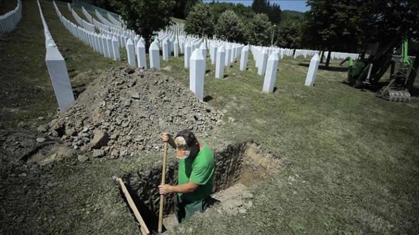 Ilustrasi pengalian makam untuk korban genosida di Bosnia. 