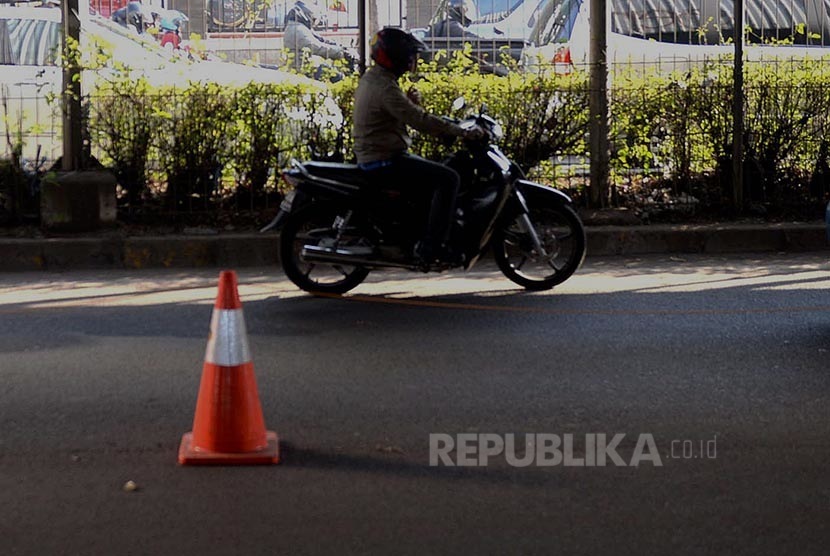 Ilustrasi pengendara sepeda motor.