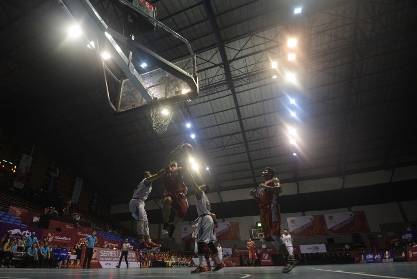 Ilustrasi pertandingan Indonesian Basketball League (IBL) 2015-2016. 