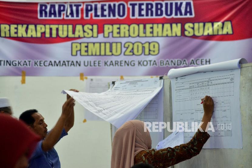 64 Persen Responden: Pemilu Kesempatan Pilih Pemimpin Seiman. Foto: Ilustrasi petugas Panitia Pemilihan Kecamatan (PPK) melakukan rekapitulasi surat suara Pemilu 2019 di Provinsi Aceh. 